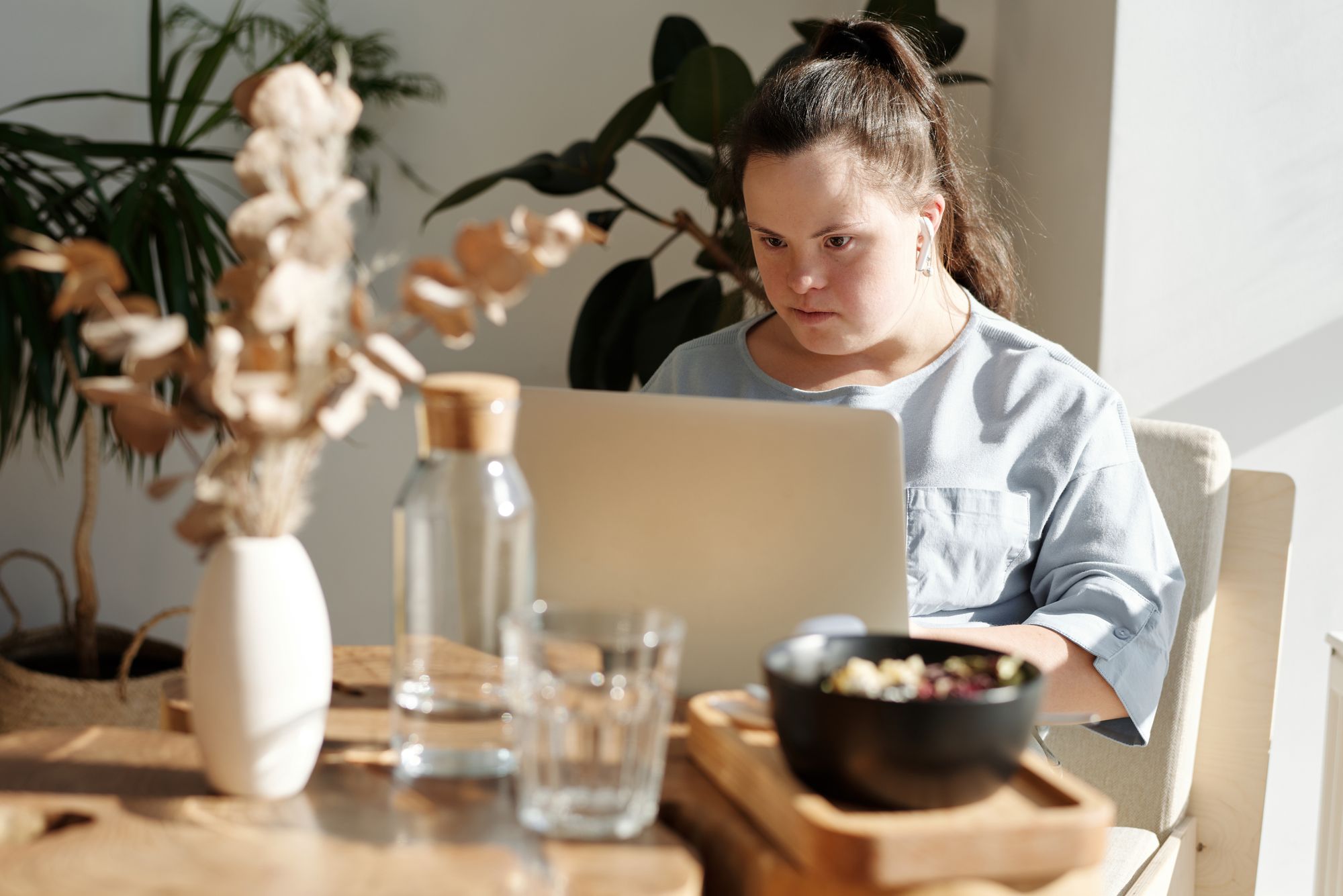 young-woman-laptop-independence